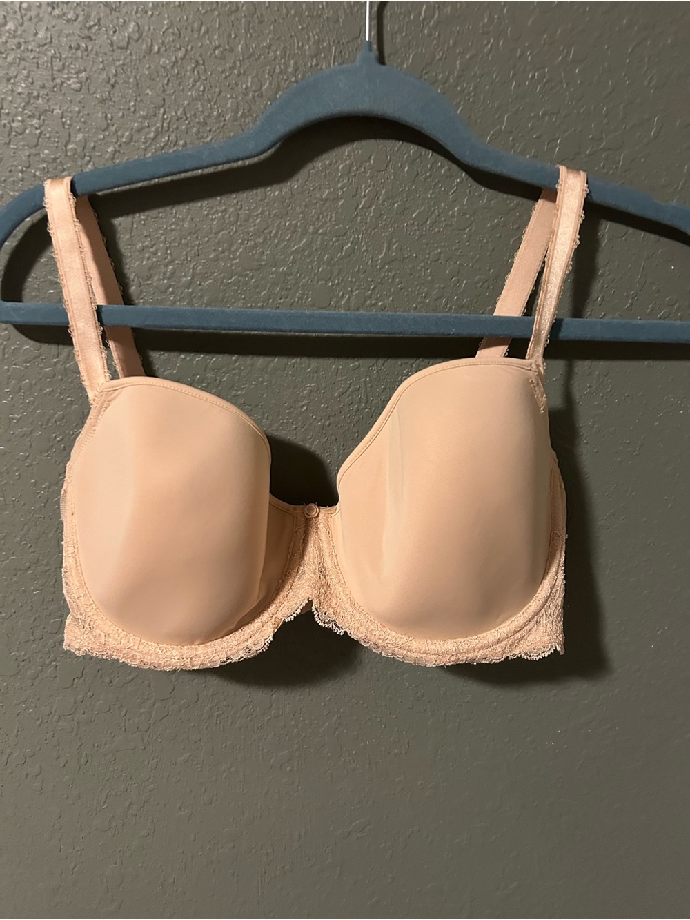Wacoal lace trim tan bra in size 36DD. #wacoal